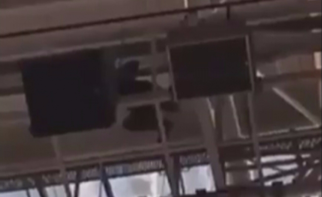 Taraftar hoparlör kablolarını söktü Taraftar hoparlör kablolarını söktü