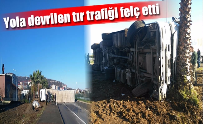 Yola devrilen tır Karadeniz Sahil Yolu'nu tek yönden ulaşıma kapattı Yola devrilen tır Karadeniz Sahil Yolu'nu tek yönden ulaşıma kapattı