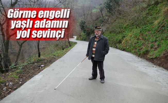 Görme engelli yaşlı adamın yol sevinçi Görme engelli yaşlı adamın yol sevinçi