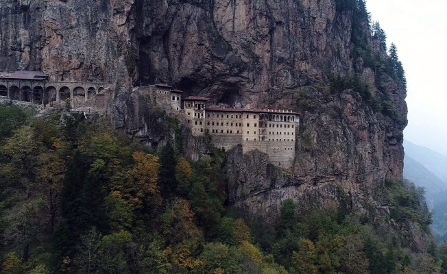 Turizmciler Sümela Manastırı'nın ziyarete açılmasını istiyor Turizmciler Sümela Manastırı'nın ziyarete açılmasını istiyor