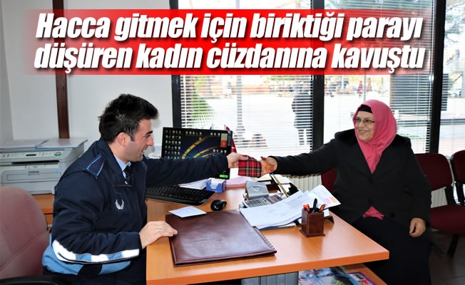 Hacca gitmek için biriktiği parayı düşüren kadın cüzdanına kavuştu Hacca gitmek için biriktiği parayı düşüren kadın cüzdanına kavuştu