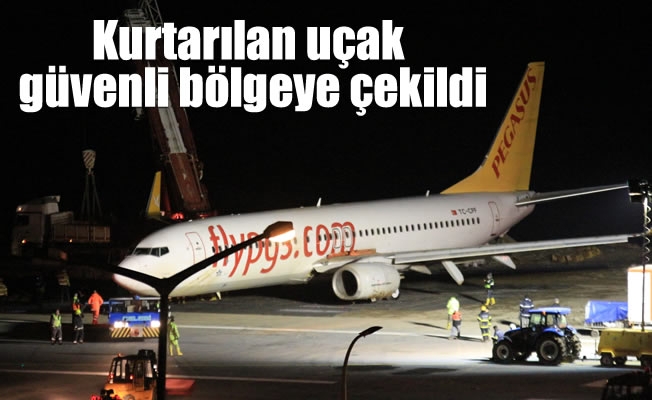 Kurtarılan uçak güvenli bölgeye çekildi Kurtarılan uçak güvenli bölgeye çekildi