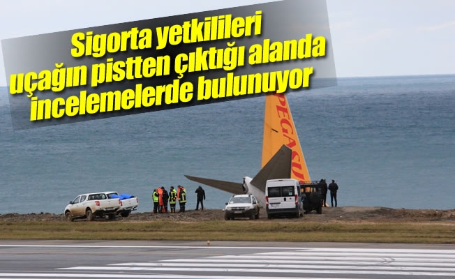Sigorta yetkilileri uçağın pistten çıktığı alanda incelemelerde bulunuyor Sigorta yetkilileri uçağın pistten çıktığı alanda incelemelerde bulunuyor