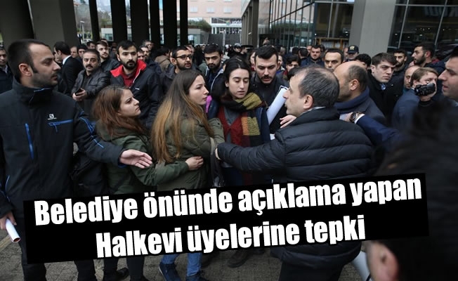 Belediye önünde açıklama yapan Halkevi üyelerine tepki Belediye önünde açıklama yapan Halkevi üyelerine tepki