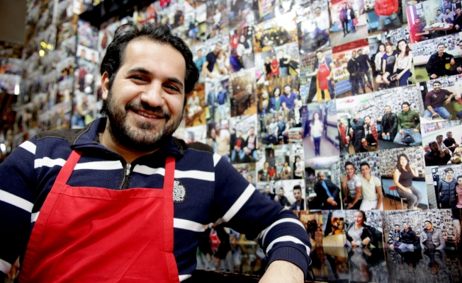 Müşterilerinin fotoğrafını duvara asıyor, öğrencilere saatliği 1 dolara iş imkanı sağlıyor Müşterilerinin fotoğrafını duvara asıyor, öğrencilere saatliği 1 dolara iş imkanı sağlıyor