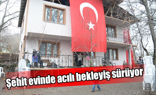 Şehit evinde acılı bekleyiş sürüyor Şehit evinde acılı bekleyiş sürüyor