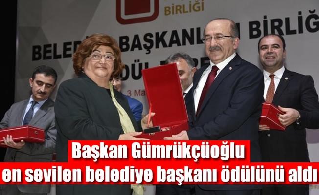 Başkan Gümrükçüoğlu en sevilen belediye başkanı ödülünü aldı