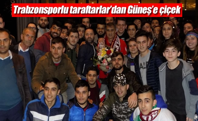 Trabzonsporlu taraftarlar Şenol Güneş'i ziyaret ederek çiçek verdi