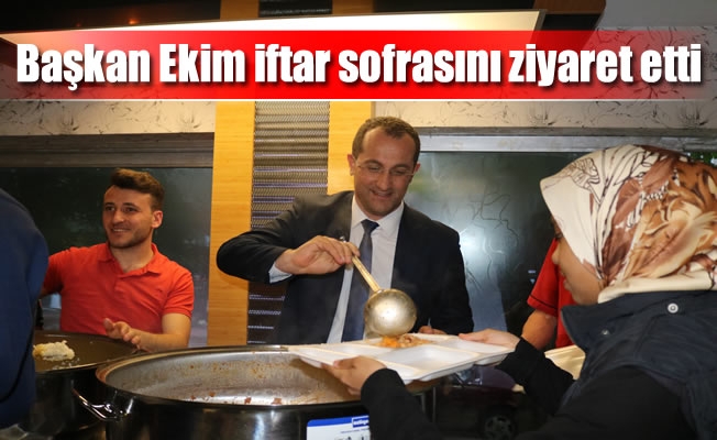Başkan Ekim iftar sofrasını ziyaret etti Başkan Ekim iftar sofrasını ziyaret etti