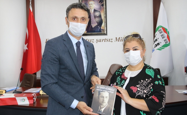 Akçaabat Belediyesi'nden Meclis Üyelerine Kitap Akçaabat Belediyesi'nden Meclis Üyelerine Kitap