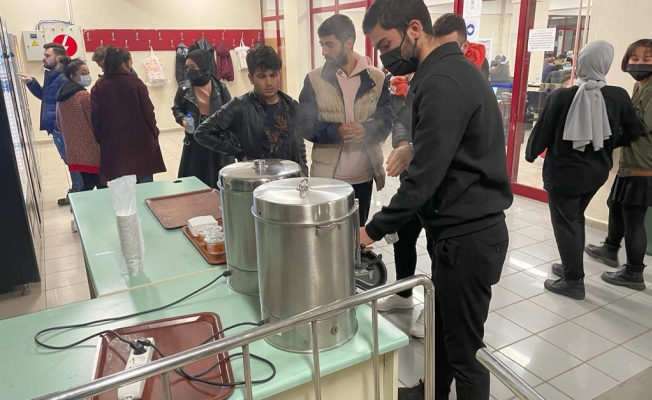 Sınavlara Hazırlanan Öğrencilerimize Sıcak Yemek İkramı Sınavlara Hazırlanan Öğrencilerimize Sıcak Yemek İkramı