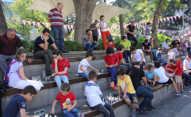 ‘Sokakta Satranç Var’ projesi kapsamında Meydan Parkı’nda yüzlerce kişi satranç oynadı