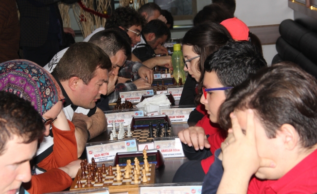 Görme engelli satranççılar ile gençler arasında yapılan turnuva büyük ilgi gördü