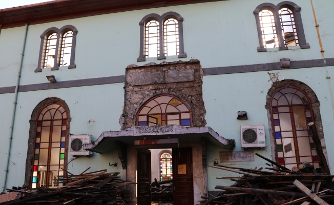 Rize'de tarihi cami parça parça sökülüyor