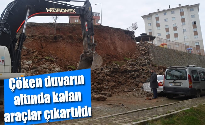 Trabzon'da çöken istinat duvarın altında kalan araçlar çıkartıldı