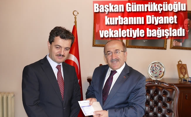 Başkan Gümrükçüoğlu kurbanını Diyanet vekaletiyle bağışladı