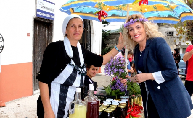 Kadınlar Köy Meydanında Organik Ürün Satıyor