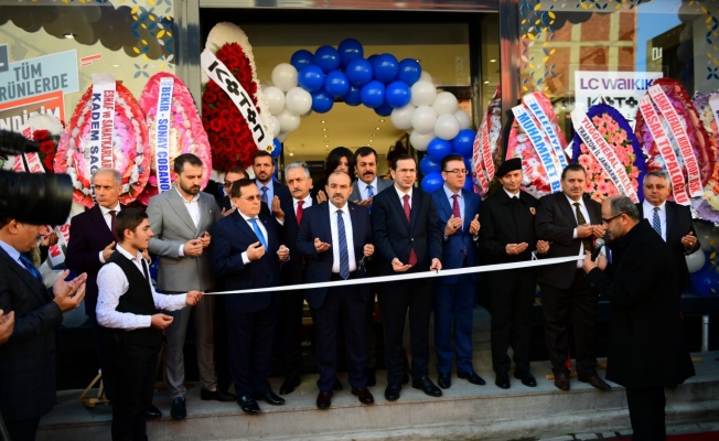 Trabzon’un Vakfıkebir İlçesinde Beş Katlı Mağaza Hizmete Açıldı