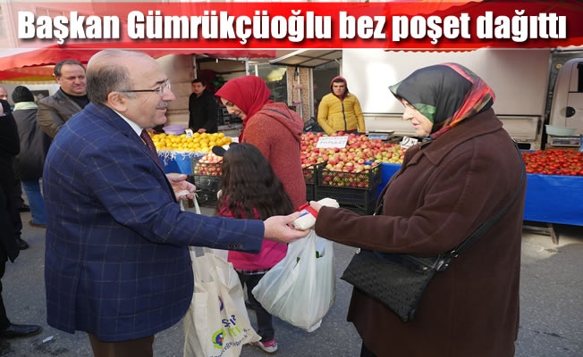 Başkan Gümrükçüoğlu bez poşet dağıttı