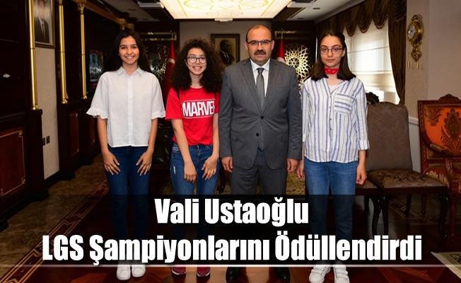 Vali Ustaoğlu, LGS Şampiyonlarını Ödüllendirdi