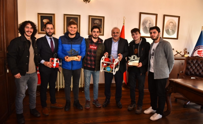 Şampiyonlar Başkan Zorluoğlu'nu ziyaret etti
