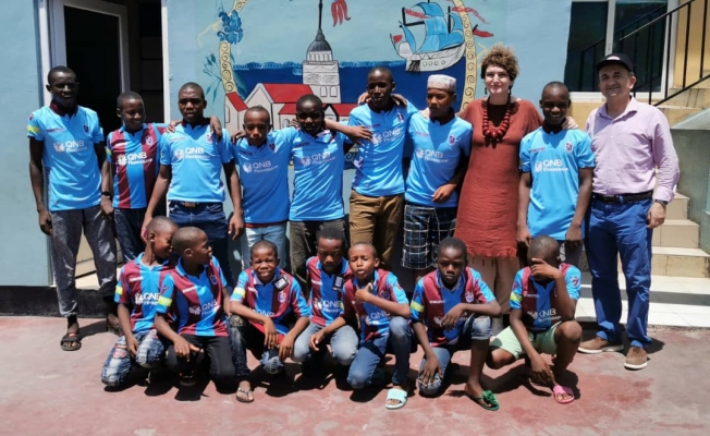 Tanzanyalı çocuklara Trabzonspor forması