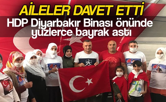 Aileler davet etti, Türk Bayraklarını aldı, HDP Diyarbakır Binası önünde yüzlerce bayrak astı