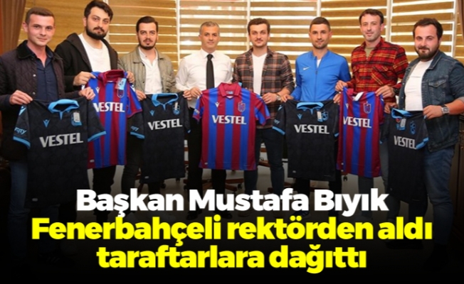 Başkan Mustafa Bıyık Fenerbahçeli rektörden aldı, taraftarlara dağıttı