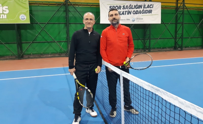 ‘Ramazan Tenis Turnuvası’ tenisçilerin kıyasıya rekabetine sahne oluyor